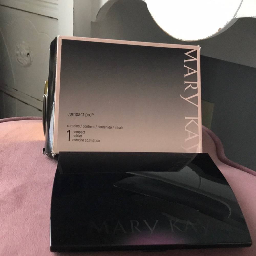 NIB Mary Kay Compact Pro